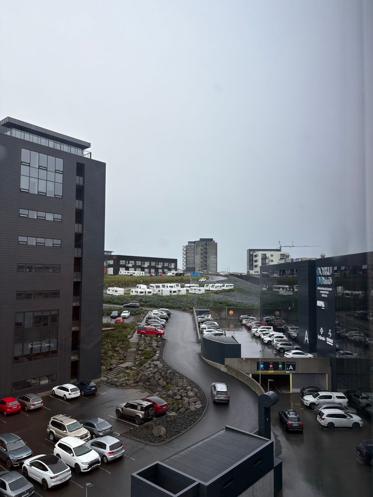 Gata í Kópavogi. Háhýsi og hjólhýsi. 