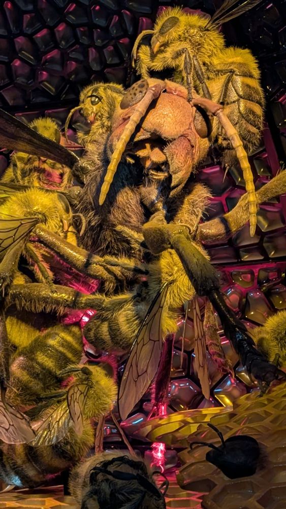 Statue of bees attacking hornets