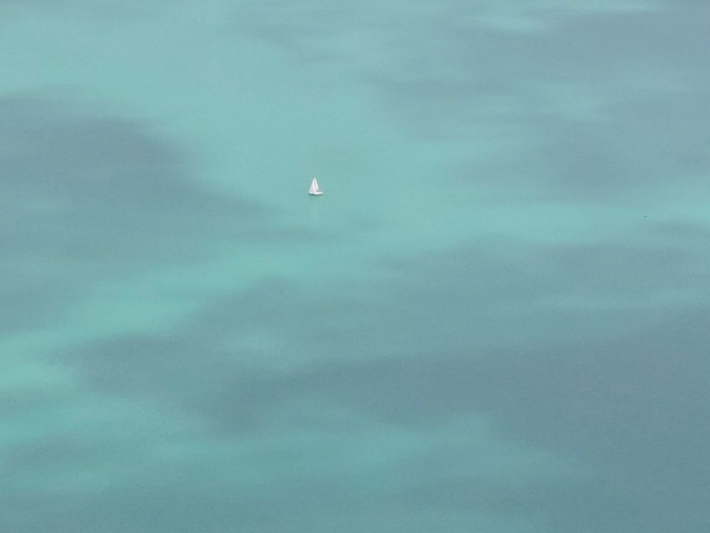 Voilier isolé sur le lac du Bourget 