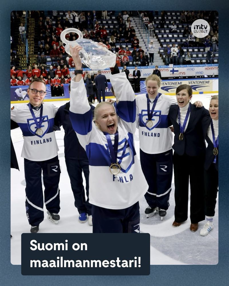 Ringettejoukkue juhlii mm-pokaalin kanssa. Yhden pelaajan pään tilalla Matias Marttisen pää.