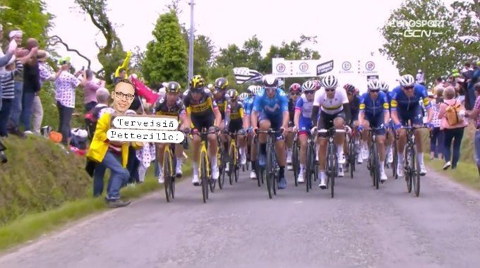 Kuuluisa kuva Ranskan ympäriajosta, jossa yleisön edustaja työnsi kyltin ajolinjalle ja aiheutti joukkokolarin. Katsojaksi photoshopattu Matias Marttinen ja kylttiin teksti Terveisiä Petterille!