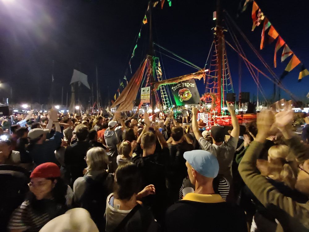 Toxic Frog sur le bateau scène Ruth, le 10 août 2025 au Festival du Chant de marin de Paimpol.