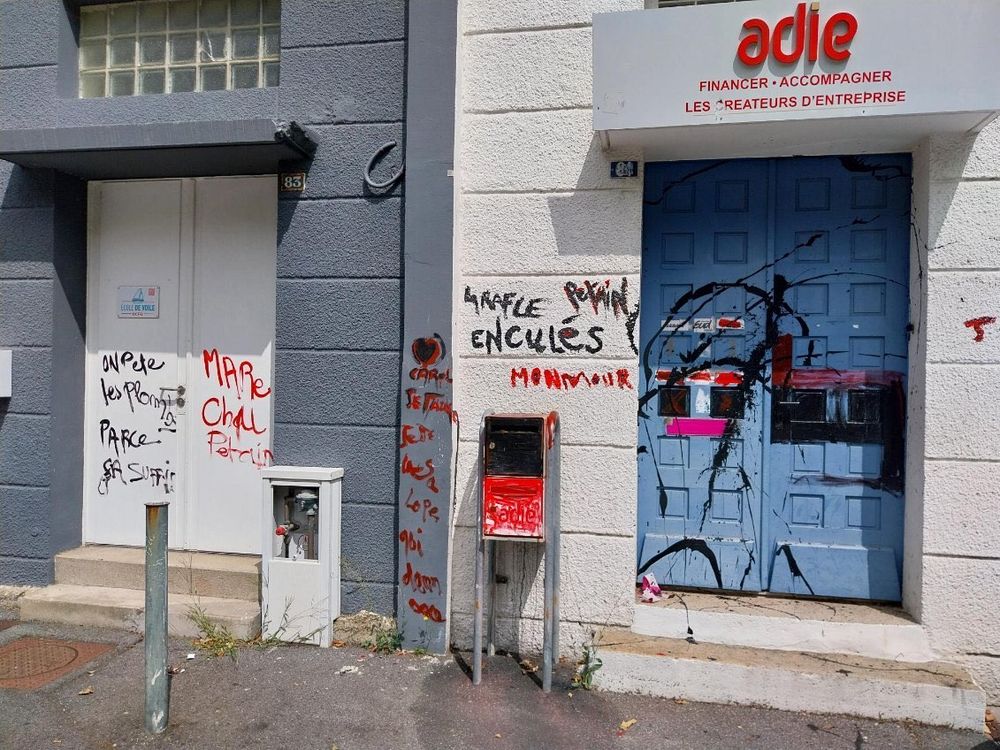 Tags peints à l'entrée des locaux de Solidaires 56 à Lorient.