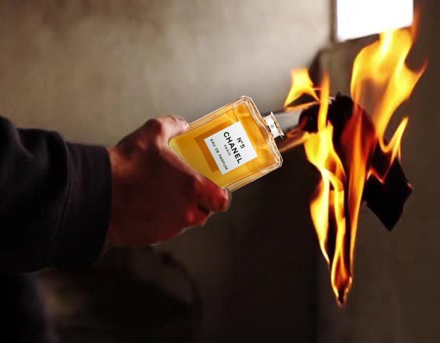 Fotomontaje churrero en el que una mano sostiene un cóctel molotov, con la mecha ardiendo, pero la botella es de Chanel Nº5.