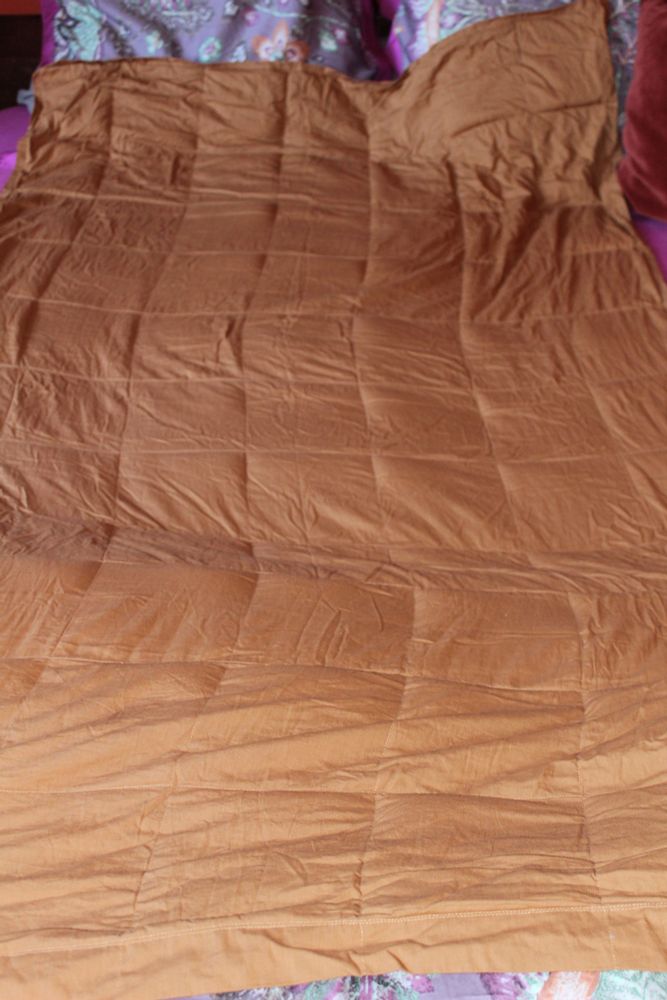 Photo de la couverture lestée entière, elle a une couleur caramel.