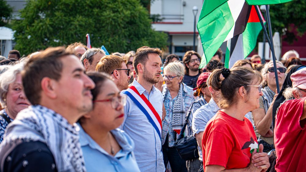Damien Maudet, député de la Haute-Vienne (France insoumise), dans la foule du rassemblement à Limoges en soutien à la Palestine. Des manifestants portent des drapeaux palestiniens.
