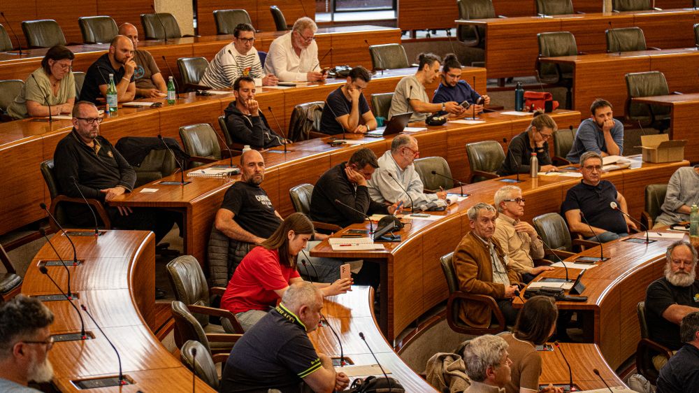 salle d' l'Assemblée à l'hotel de Région pour les assises ferroviaires en Limousin : des dizaines de personnes, la plupart attentives, participent à une assemblée autour des questions ferroviaires. Divers documents, ordinateurs portables et bouteilles d’eau sur les tables, ambiance studieuse.