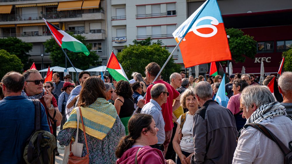 Vue large sur la place de la République à Limoges, avec de nombreux manifestants, drapeaux palestiniens et bannières de différentes organisations. Une grande diversité de participants est visible.