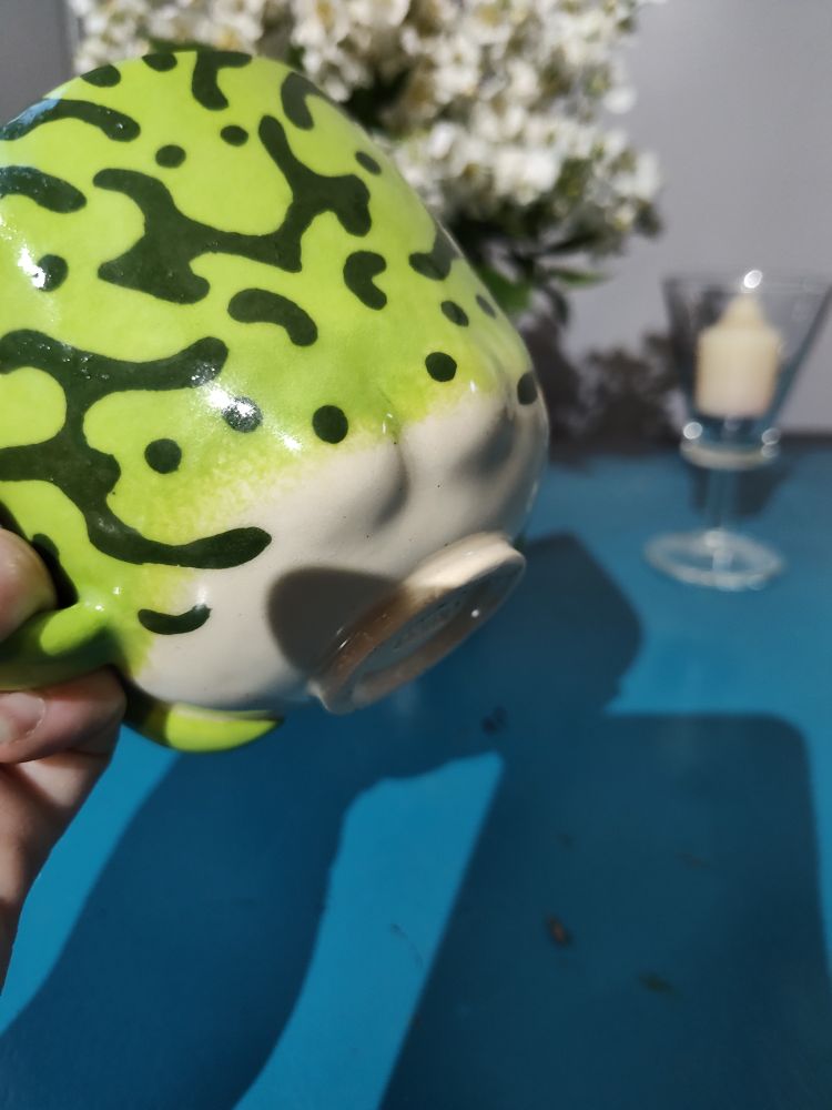 My frog mug has a little butt! 