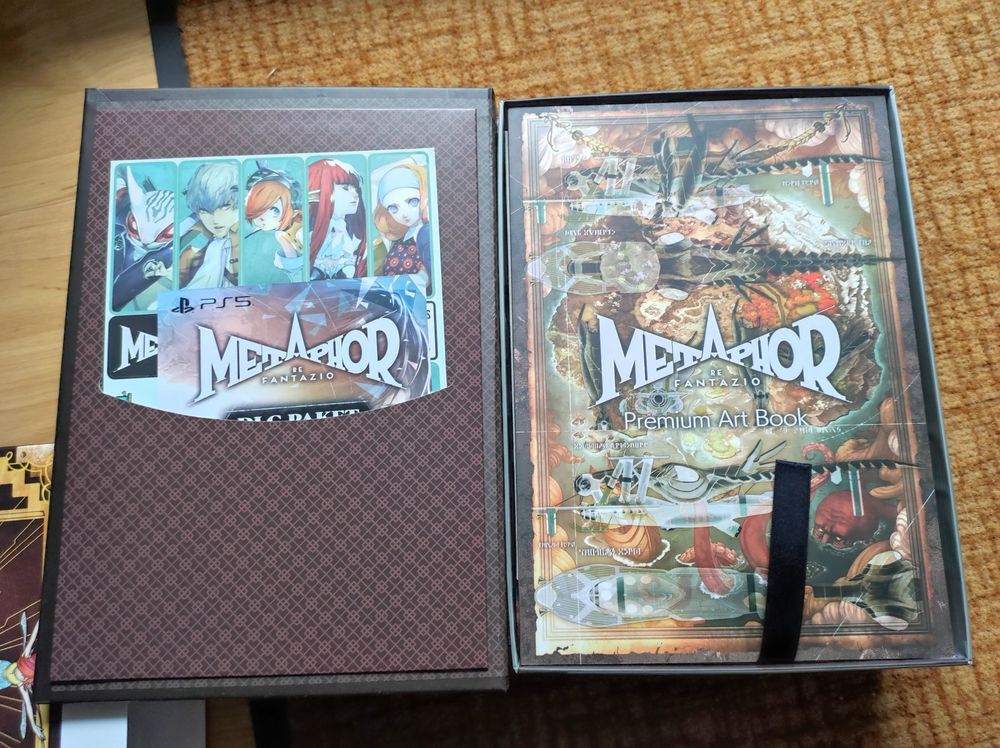 Metaphor ReFatazio Collectors Edition geöffnet. Zu sehen links die Sticker-Sammlung und die Codes für digitalen Kram. Rechts das Artbook