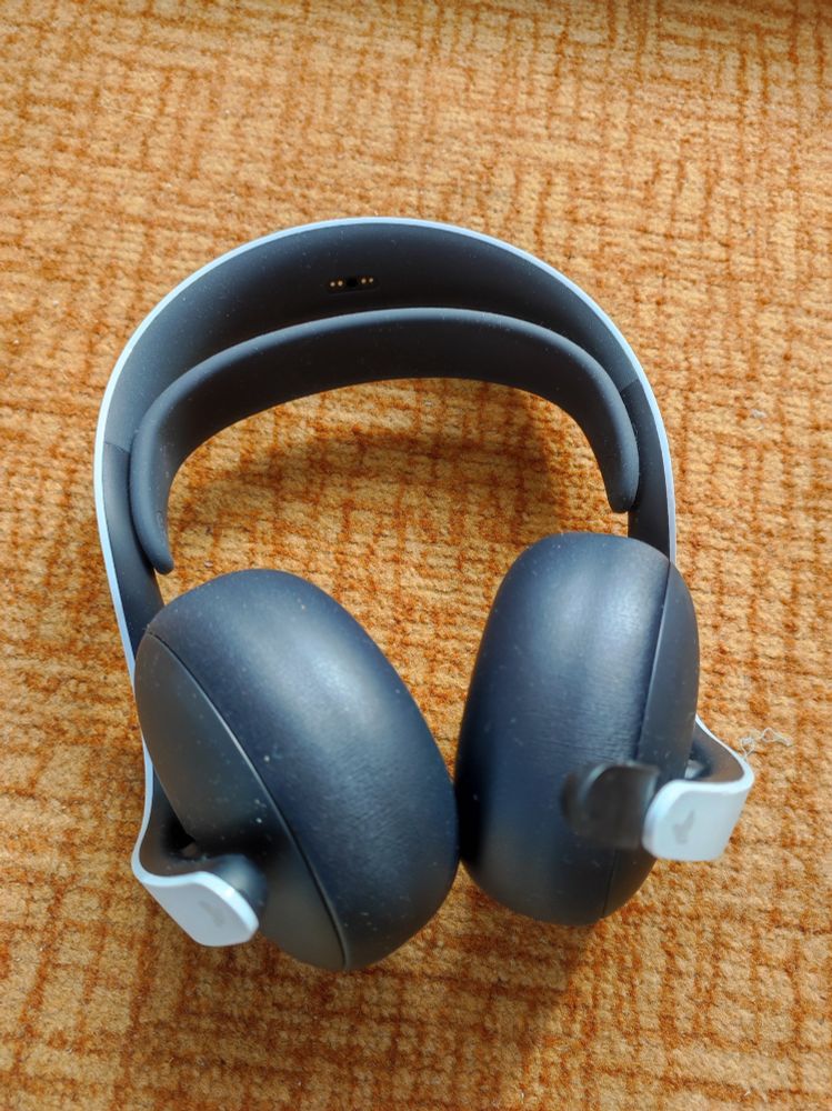 Bild des ausgepackten PlayStation Pulse Elite Headsets