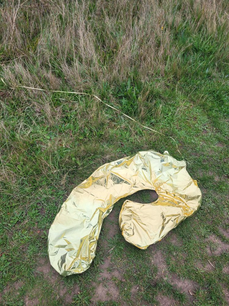 The gold foil balloon unfurled to reveal it is in the shape of a 6.