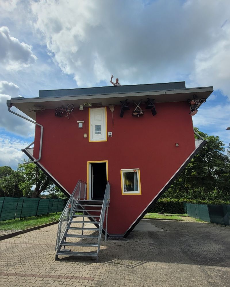 Im 'Kopf-steh-Haus' in Putbus auf Rügen steht innen wie außen alles auf dem Kopf.