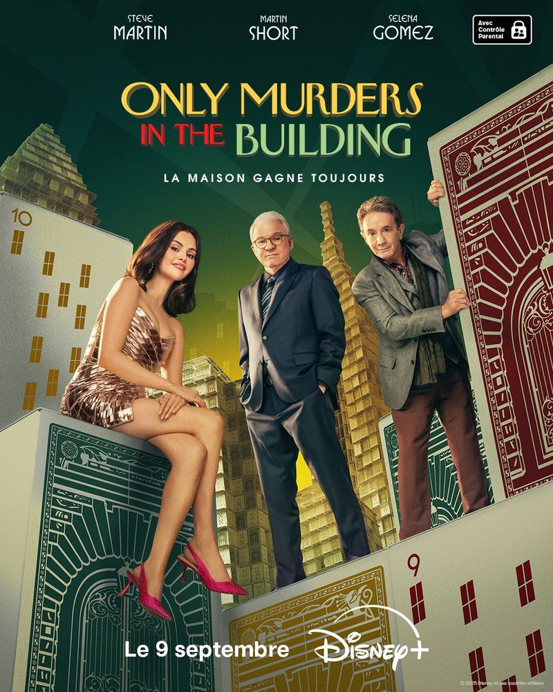 Affiche de la série Only Murders in the Building sur Disney+. On voit Selena Gomez assise sur une carte géante, Steve Martin en costume et Martin Short appuyé contre une autre carte. En arrière-plan, des immeubles stylisés. Le slogan « La maison gagne toujours » est affiché, avec la date de sortie : le 9 septembre.