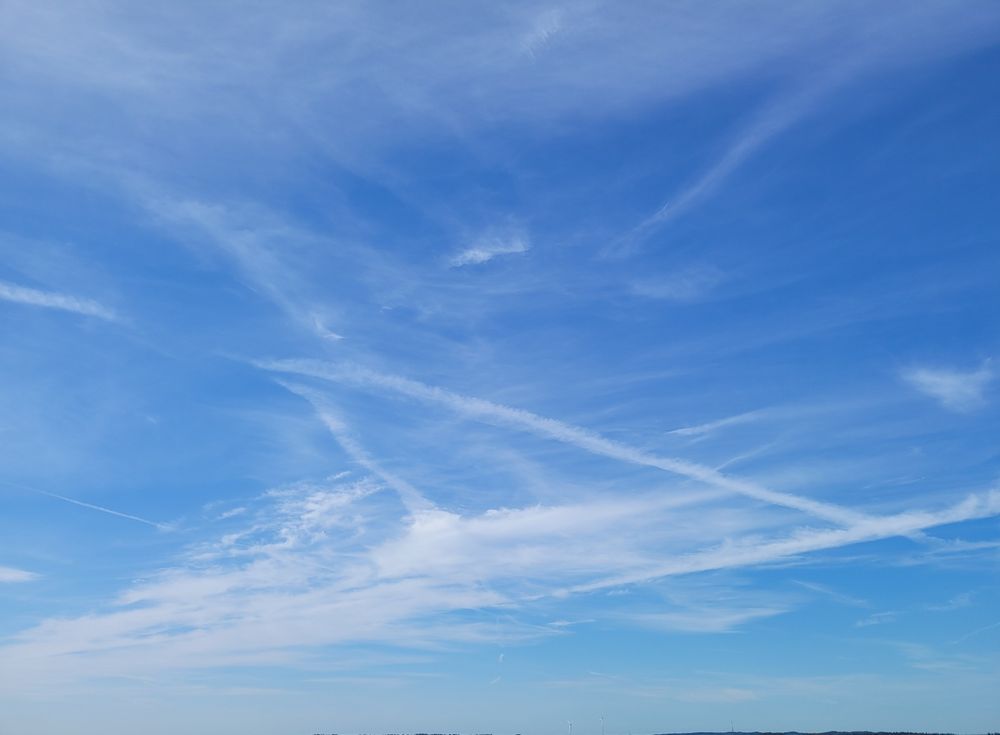 Fast wolkenloser Himmel mit ein paar Kondensstreifen. 