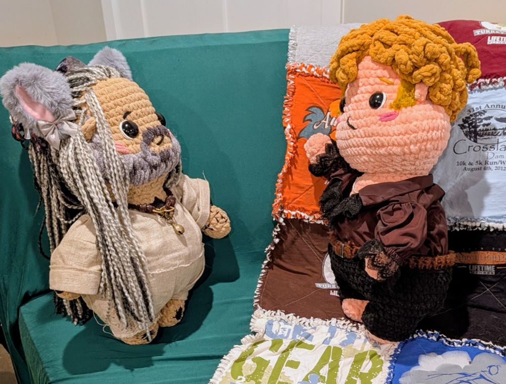 Yarn Ed dressed in his sack and yarn Stede dressed in his black pants and his fancy maroon shirt 