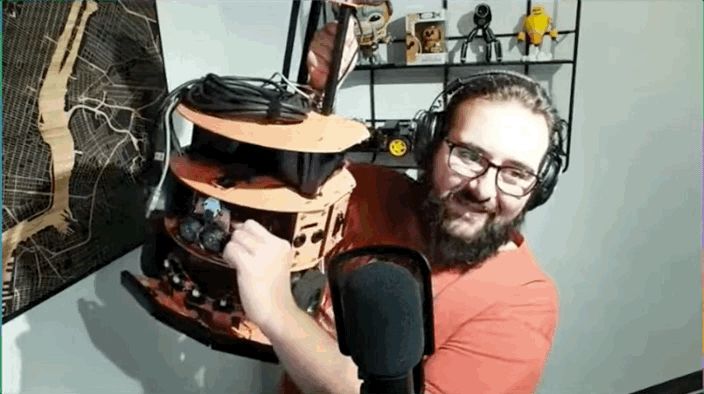Ulises Gascón is showing off a custom-built futuristic robot during a livestream, combining his passion for open source and robotics in a fun and hands-on way.

