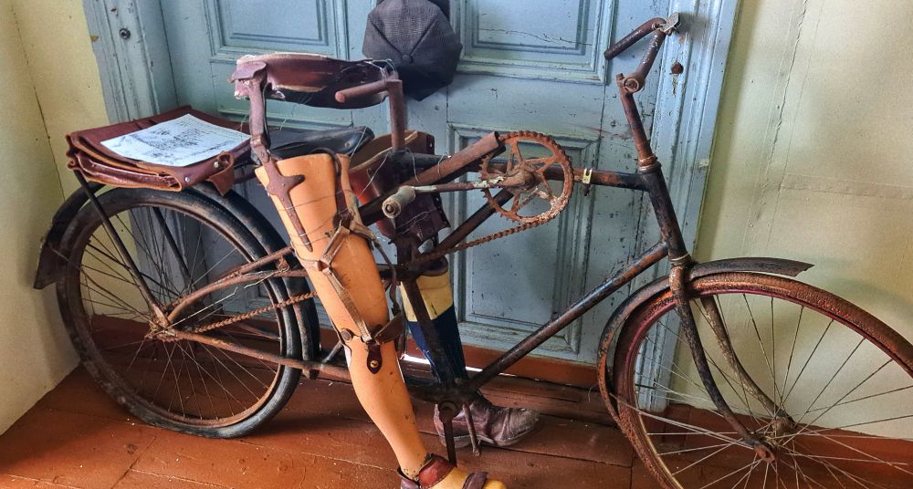 Kuvassa erikoisvalmisteinen polkupyörä, jossa vasemmalla kädellä ohjataan, oikealla kädellä poljetaan.