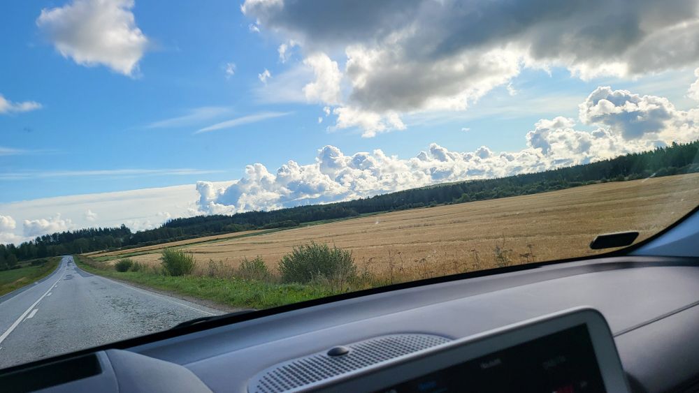 Isoja pilviä peltoaukealla.