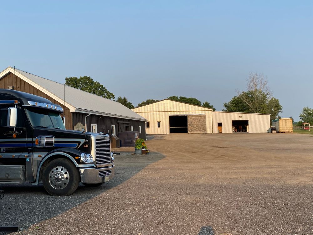 右から2番目は四輪バギー用の車庫。
左手前の車庫にはクラシック カーが何台も並んでいる