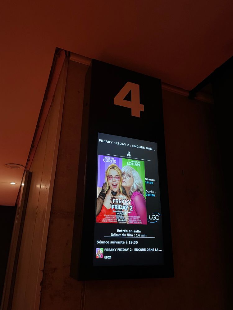 Le panneau de la salle 4 du cinéma avec le film Freakier Friday.