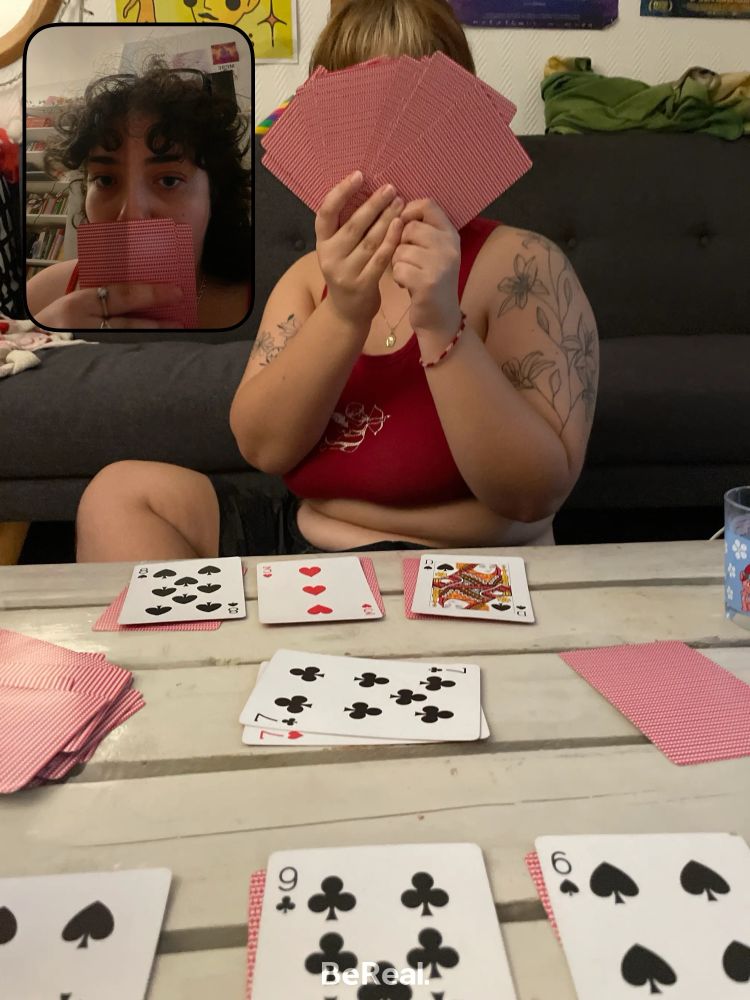 BeReal : Hades et moi caché.es par nos cartes pendant une partie de clémentin.