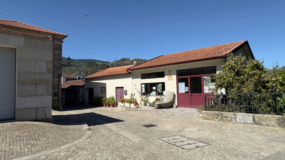 Good morning all ya’ all! Hope yesterday was at least a tolerable day!!! We found ourselves on top of a hill in a very quaint Portuguese village named Boassas. Kind of made me want to home and take my furniture for a ride.  Enjoy the day! #photography