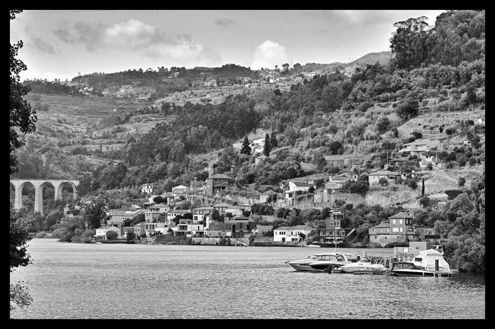 Good Morning denizens of Bluesky! Yesterday, we spent looking for subjects and found several like this one looking across the confluence of the Bestanca and the Douro into the village of Ribadouro. Nice day not blazing hot... Have a stellar day as you wander about the campus today! #photography
