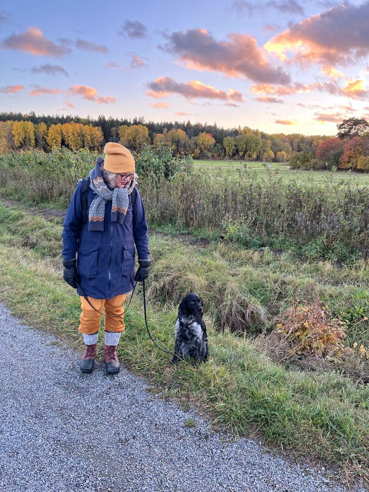 Jag och min hund på väg ut i promenad i ett naturreservat.