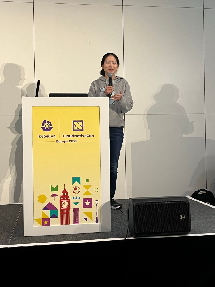 Rita Zhang speaking at KubeCon