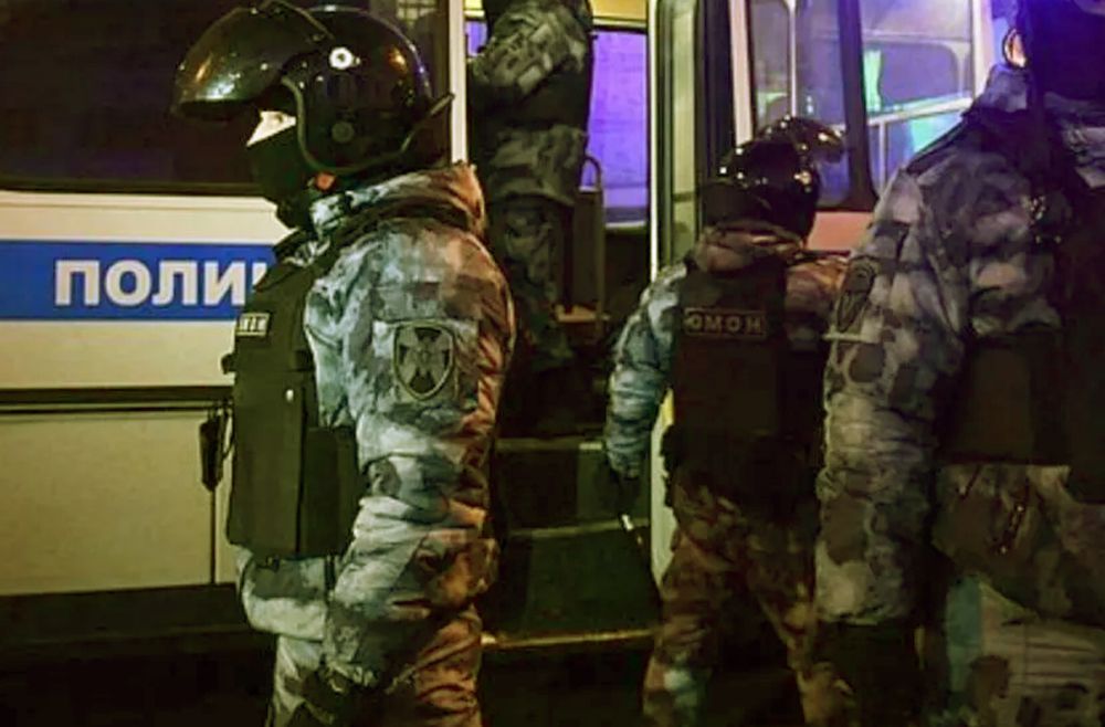 Descentes de police dans les clubs LGBT+ de Moscou après l'interdiction du « mouvement » en Rus...