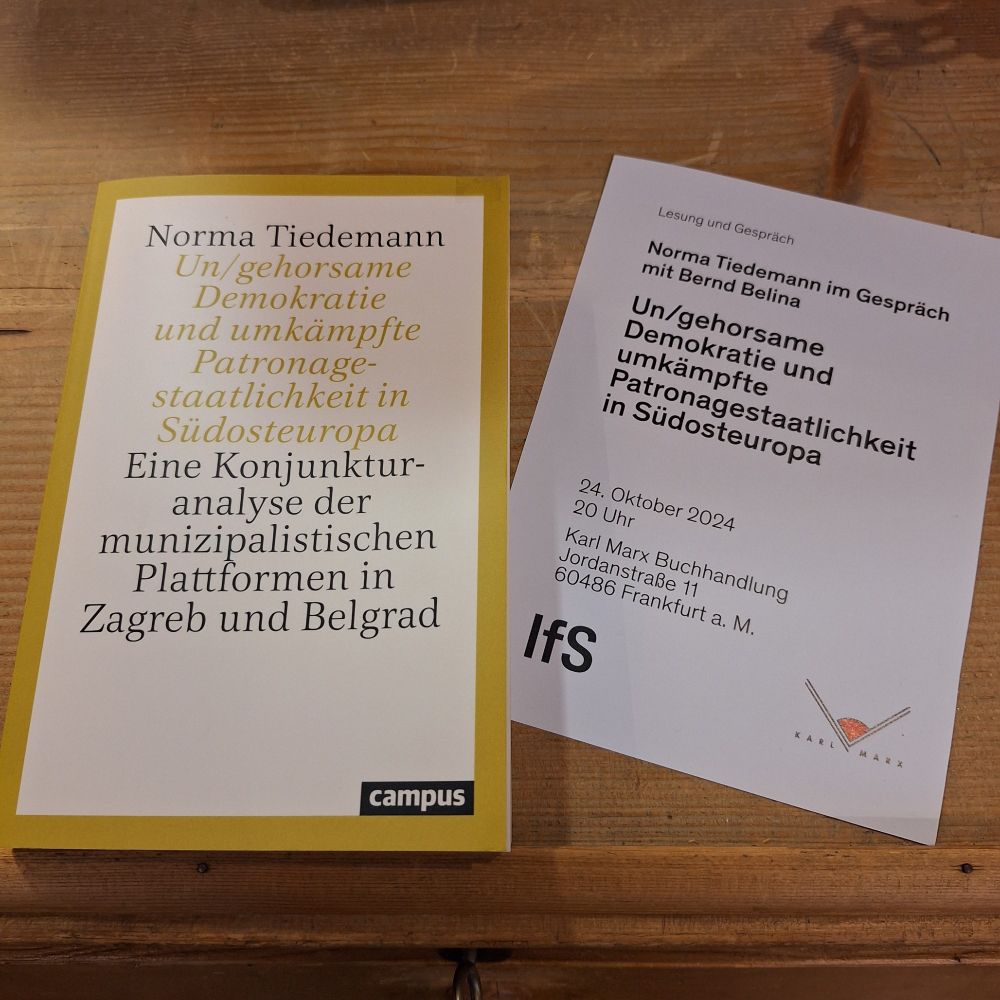 Das Buch von Norma Tiedemann, »Un/gehorsame Demokratie und umkämpfte Patronagestaatlichkeit in Südosteuropa«, daneben die Ankündigung für die Veranstaltung am 24. Oktober 2024, 20:00 Uhr in der Karl Marx Buchhandlung.