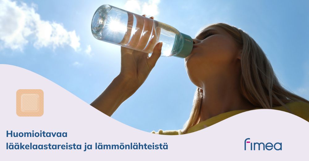 Henkilö juo vettä ulkona aurinkoisessa säässä.