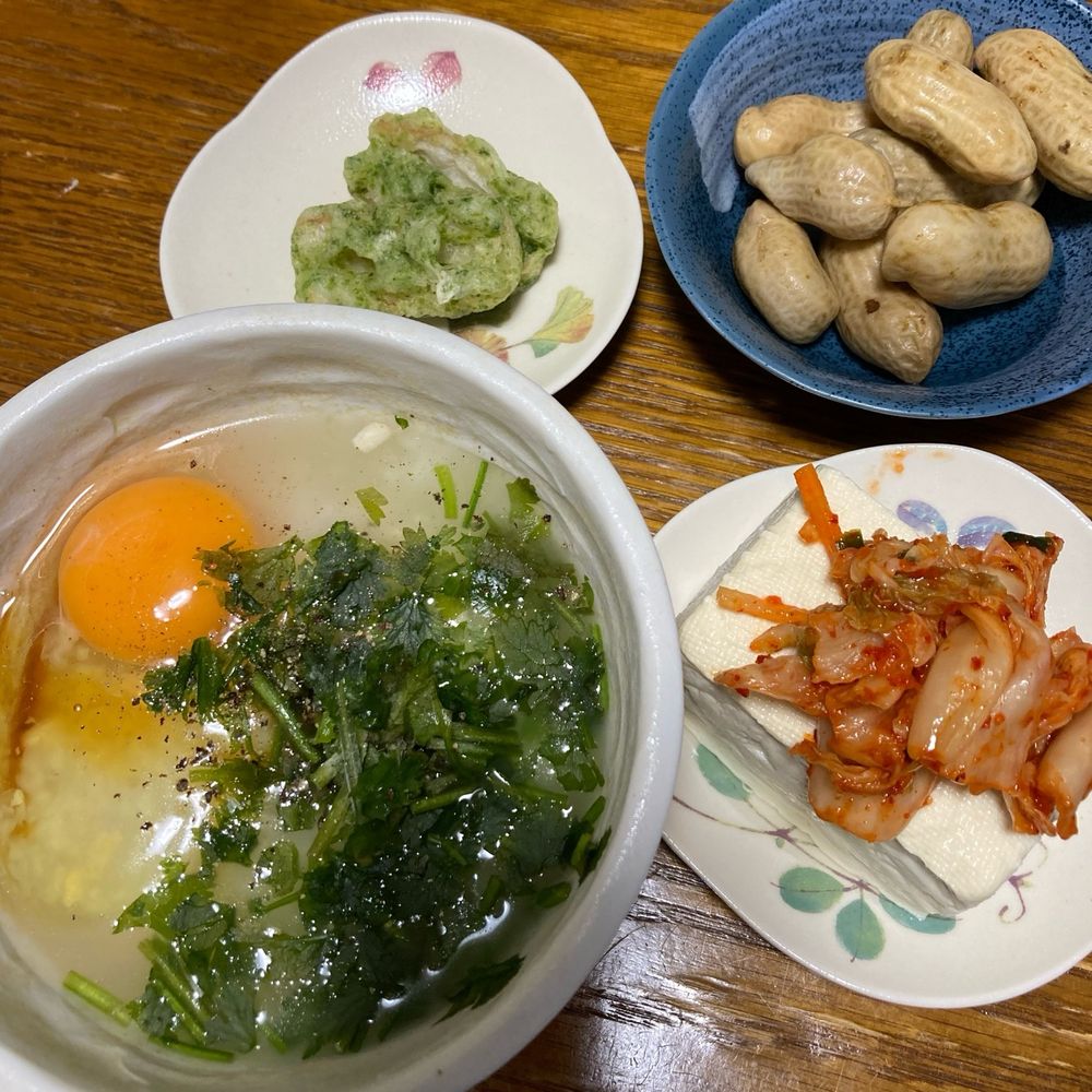 夕食の食卓の画像。内訳はポスト本文の通りです。