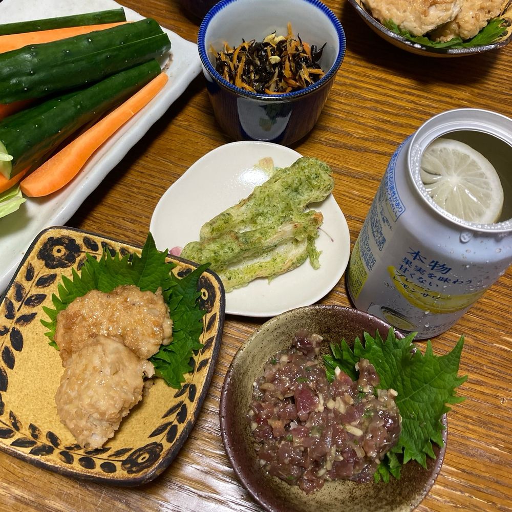 夕食の食卓。内訳はポスト本文のとおりです。