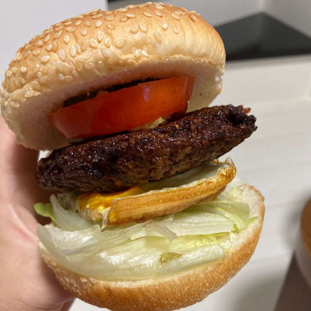 バンズに具材を挟んだところの画像。