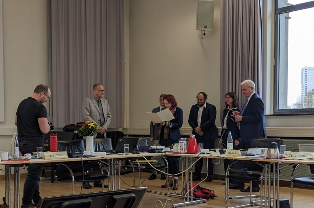 TU-Präsidentin verliest verliest die Ehrungsurkunde für Herrn Borchert 