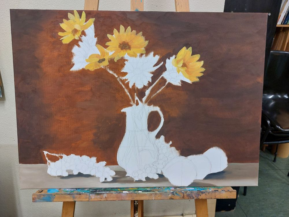 Óleo sobre lienzo, que le dicen los profesionales. Es un bodegón que consta de un jarrón con flores en el centro. A la izquierda hay un racimo de uvas. A la derecha un racimo (?) de arándanos y tres frutas que no recuerdo cuáles son. Está lejos de estar terminado: sólo están pintados el fondo (marrón rojizo), la mesa con las sombras proyectadas de las frutas y cuatro flores amarillas.