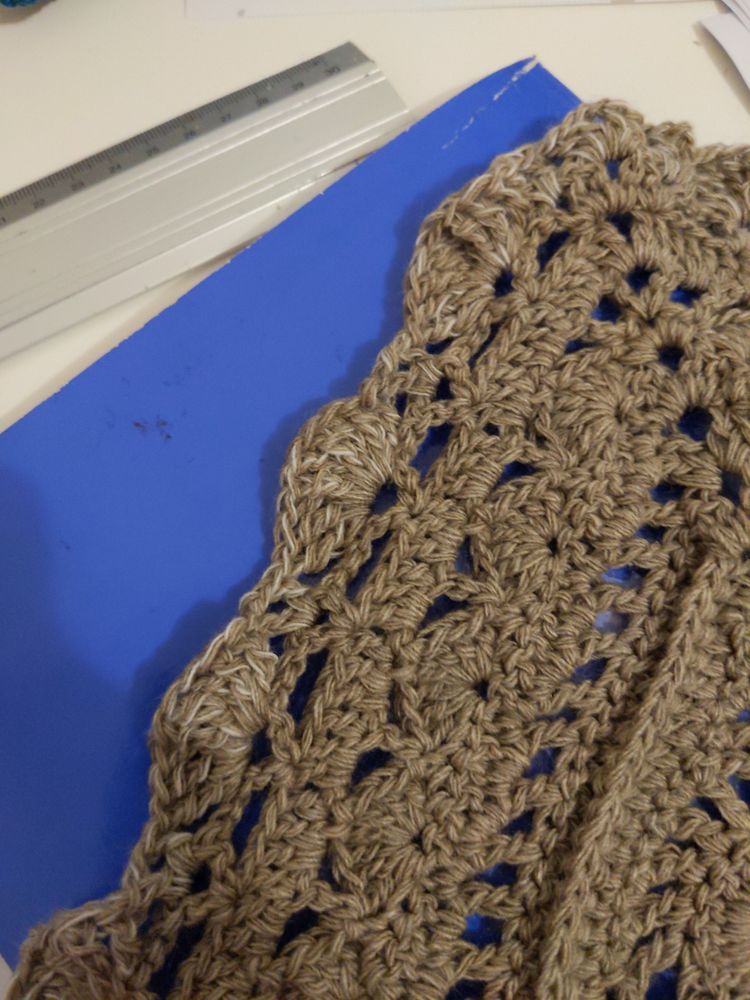 Bout de chame au crochet, un brin sur les quatre est devenu gris sur le dernier rang