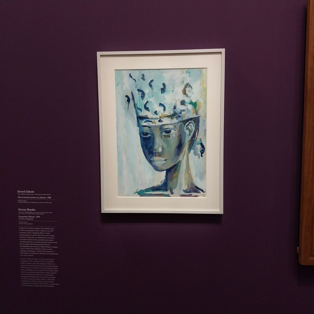 Photo d'un tableau de Gérard Sekoto qui représente le visage d'une femme noire portant un plateau dans des tons bleus.