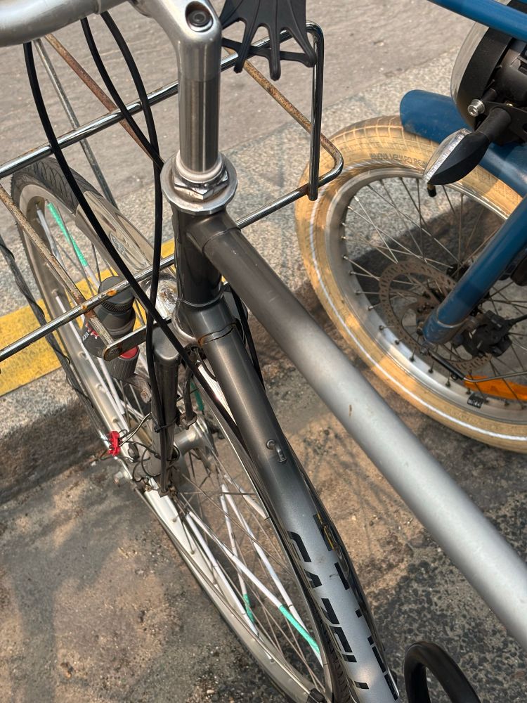 Cadre fissuré derrière La Fourche 