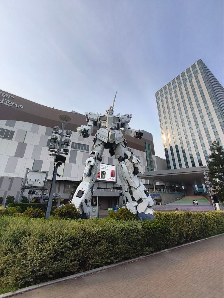 Unicorn Gundam, frente al centro comercial DiverCity Tokyo Plaza en Odaiba.
Si el Gundam de la Expo ya estaba guapo, este es next level, que enorme es el cabrón y cómo impresiona. El centro comercial también es muy recomendable de visitar, pero la atracción principal es, sin duda, el mecha, ni la replica de la Estatua de la Libertad ni pollas, el must de Odaiba es: el motherfucking Unicorn Gundam.