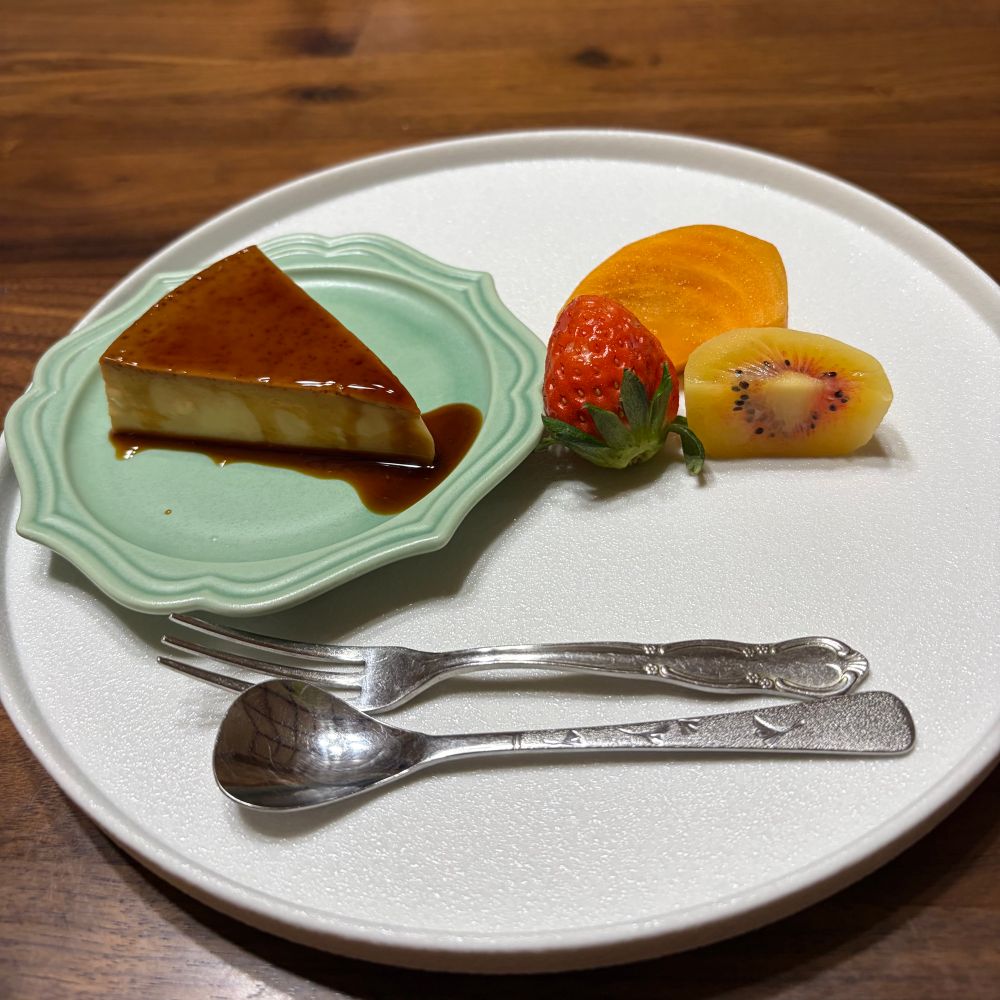 デザートのプリンと苺キーウィ　柿