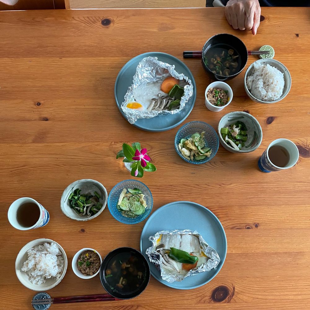 2人分の昼食　サゴシと人参しめじピーマン卵のホイル焼き　ツルムラサキしめじおひたし　油揚げきゅうり酢の物　納豆　もち麦ごはん　麦茶