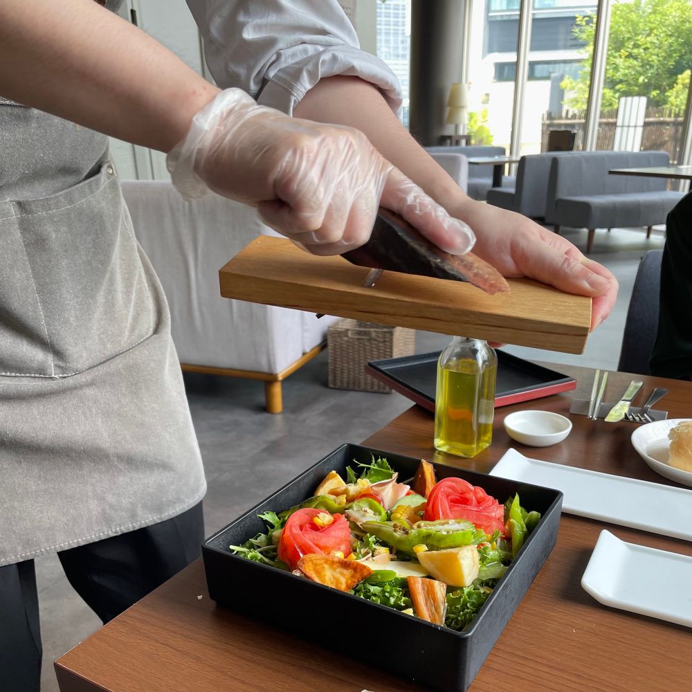 サラダに鰹を削ってかけてくれているところ