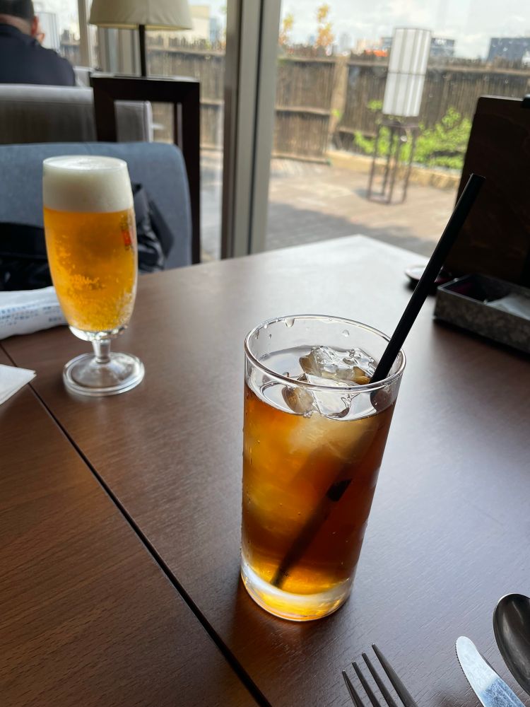 夫は樽生ビール　私は烏龍茶