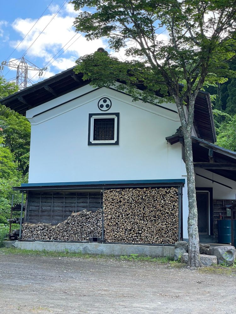 長寿館の倉には薪が積まれている