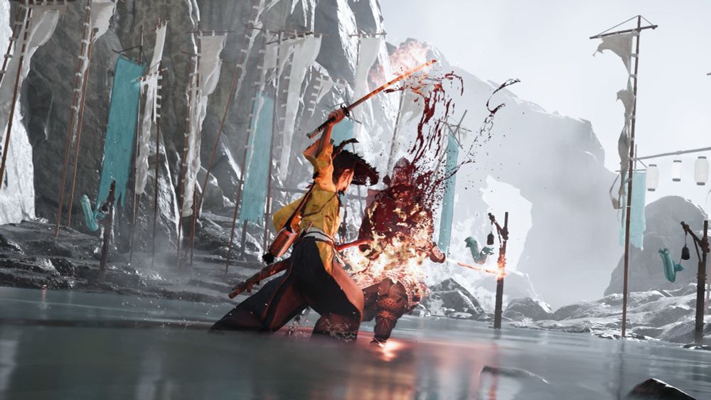 Atsu frappe un adversaire avec un sabre enflammé 