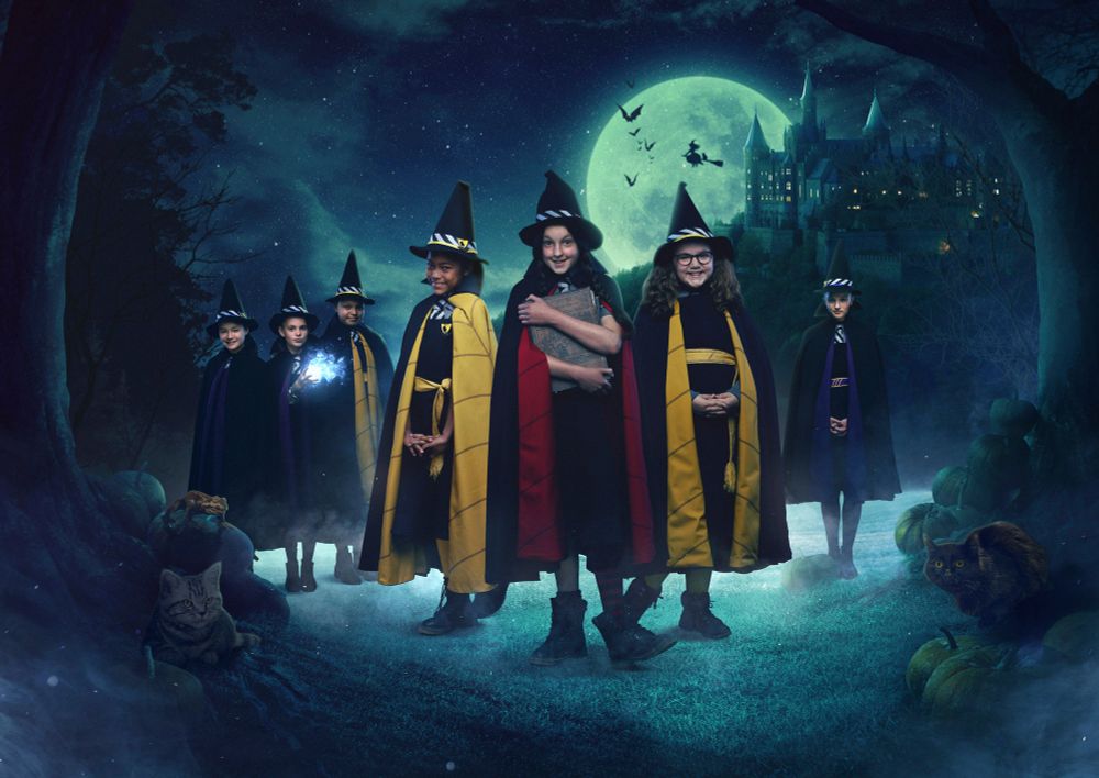 Visuel promo de la série de 2017 avec de jeunes sorcières habillées aux couleurs de leur maison devant un grand château tout sombre