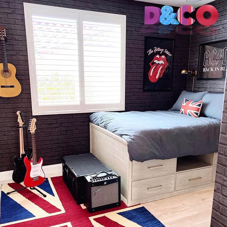Une chambre avec des guitares, des cadres ACDC et Rolling Stones et des Union Jacks, honteusement attribuée par mes soins à l'émission de télé D&Co avec Valérie Damidot alors que c'est faux